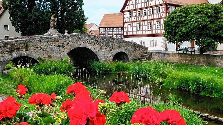 Streu       -  Malerisch ist der Lauf der Streu durch Nordheim in der Rhön. Durch alte Brücken und an Fachwerk vorbei verläuft ihr Weg durch schöne Orte.