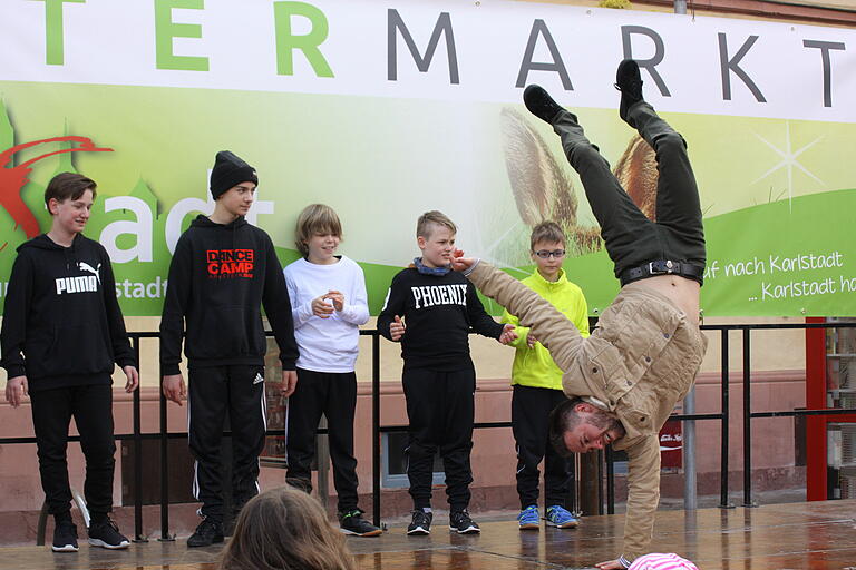 Die 'Bd-Crew' zeigte Street- und Breakdance mit akrobatischen Einlagen. Die 'Bd-Crew' zeigte Street- und Breakdance mit akrobatischen Einlagen. 