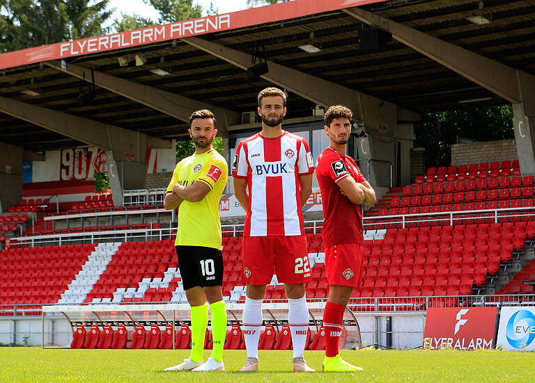 Das neue Otfit der Kickers: (von links) Albion Vrenezi, Daniel Hägele und Fabio Kaufmann zeigen die neuen Rothosen-Trikots.