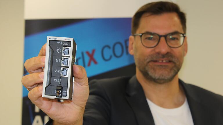 Kleines Kästchen, große Erwartungen: Produktmanager Thomas Maag hält eine Komponente der neuen Rexroth-Entwicklung CtrlX in der Hand.