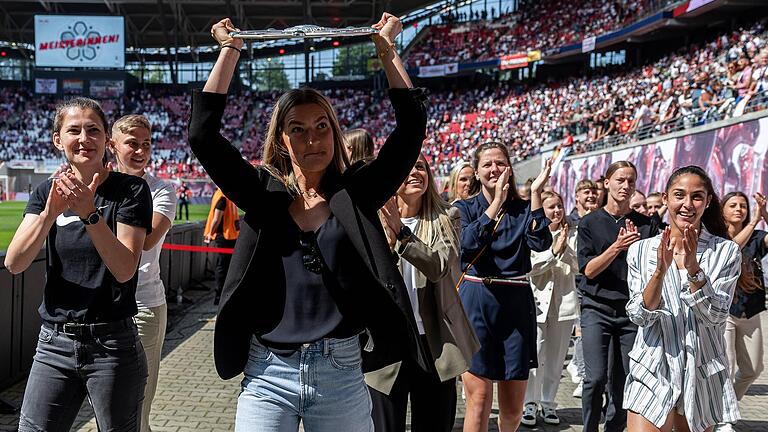 Medina Desic (vorne) führt beim letzten Bundesliga-Heimspiel der Männer die Ehrenrunde durch das Leipziger Stadion mit der Meisterschale der zweiten Liga an.