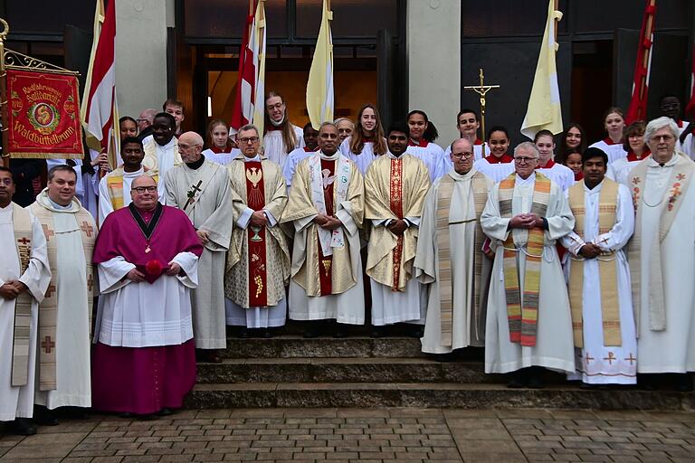 Großes Aufgebot bei der Verabschiedung von Pfarrer Paul Julian (Mitte) in den Ruhestand in der Pfarrkirche St. Bartholomäus in Waldbüttelbrunn.