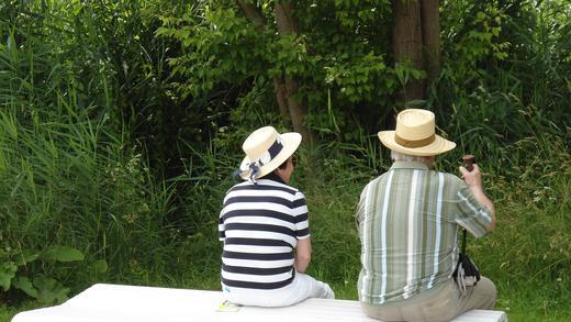 Auszeit       -  'Eine Auszeit muss sein'. Zum Glück stehen am Gartenschaugelände einladende Bänke dafür zur Verfügung, meint Wolfgang Weber aus Obernbreit .