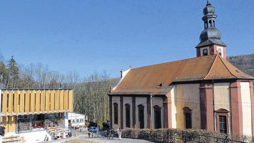 Freier Blick auf die Wallfahrtskirche: Die neue Waldrast fügt sich harmonisch in den Berghang ein.