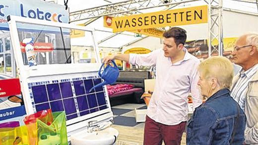 So perlt das Wasser richtig ab: Mit dem richtigen Waschmittel glänzt das Bad auch ohne allzu große Plage, lautet das Versprechen an diesem Stand.