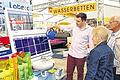 So perlt das Wasser richtig ab: Mit dem richtigen Waschmittel glänzt das Bad auch ohne allzu große Plage, lautet das Versprechen an diesem Stand.