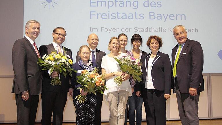 Tobias Hammerl vom Stadtmuseum Abensberg sowie Friederike Kotouc von der Kunsthalle Schweinfurt und Christiane Rolfs mit Anna Logemann und Sonja Schweiger vom Museum im Kulturspeicher freuen sich über den Förderpreis „Vermittlung im Museum“, mit dem Mitglied des Vorstands der Versicherungskammer Bayern, der Leiterin der Landesstelle für die nichtstaatlichen Museen in Bayern, Astrid Pellengahr und Bayerns Kunstminister Ludwig Spaenle. Tobias Hammerl vom Stadtmuseum Abensberg sowie Friederike Kotouc von der Kunsthalle Schweinfurt und Christiane Rolfs mit Anna Logemann und Sonja Schweiger vom Museum im Kulturspeicher freuen sich über den Förderpreis „Vermittlung im Museum“, mit dem Mitglied des Vorstands der Versicherungskammer Bayern, der Leiterin der Landesstelle für die nichtstaatlichen Museen in Bayern, Astrid Pellengahr und Bayerns Kunstminister Ludwig Spaenle.