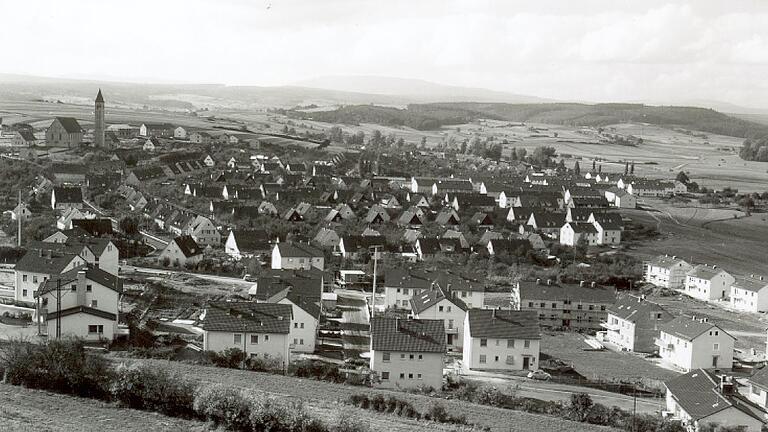 Das Bild zeigt die Gartenstadt im Jahr 1961  vom Schulberg aus fotografiert. Im Vordergrund ist das damalige Neubaugebiet zu sehen und im linken Bildhintergrund die St.-Konrad-Kirche.