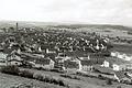 Das Bild zeigt die Gartenstadt im Jahr 1961  vom Schulberg aus fotografiert. Im Vordergrund ist das damalige Neubaugebiet zu sehen und im linken Bildhintergrund die St.-Konrad-Kirche.