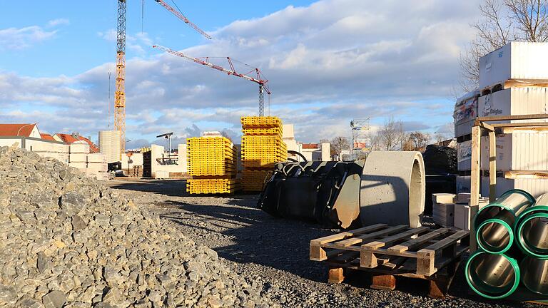 Gebaut wird im Landkreis Kitzingen gerade an allen Ecken und Enden, hier in der Breslauer Straße in Kitzingen, wo die Stadt über ihre Bau-GmbH 59 neue Sozialwohnungen errichten lässt.