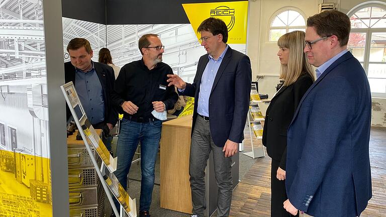 Markus Straub, Business Development Manager bei Reich (Zweiter von links), zeigte dem Chef der Bayern-SPD, Florian von Brunn (Mitte), die Produktpalette des Mellrichstädter Familienunternehmens. Mit im Bild (von rechts) die Geschäftsführer André und Nina Reich sowie der SPD-Kreisvorsitzende Rene van Eckert (links). Markus Straub, Business Development Manager bei Reich (Zweiter von links), zeigte dem Chef der Bayern-SPD, Florian von Brunn (Mitte), die Produktpalette des Mellrichstädter Familienunternehmens. Mit im Bild (von rechts) die Geschäftsführer André und Nina Reich sowie der SPD-Kreisvorsitzende Rene van Eckert (links).