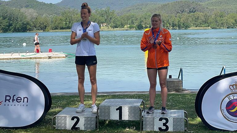 Leonie Beck (links) bei der Siegerehrung in Spanien.