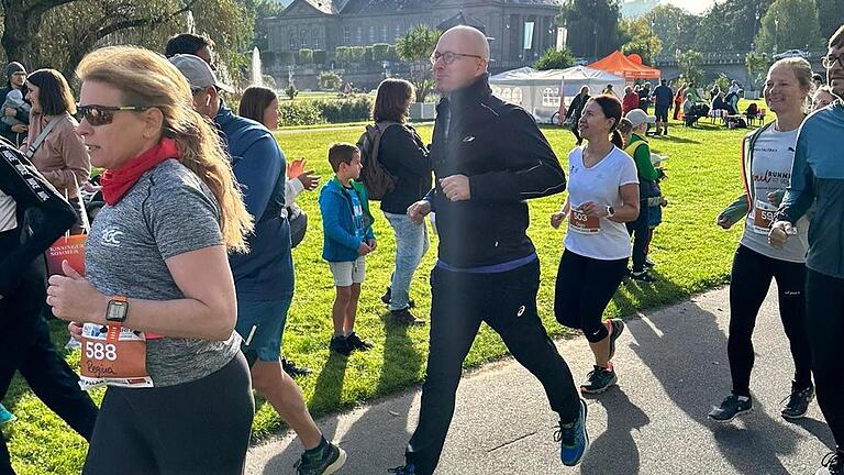 Strahlender Sonnenschein, historisches Ambiente: Nicht nur Bad Kissingens Oberbürgermeister Dirk Vogel hatte sichtlich Spaß beim Runandfun-Lauf.