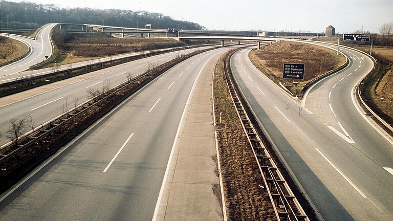 Am 2. Dezember 1973 gab es zum zweiten Mal ein sonntägliches Fahrverbot. So blieben auch an diesem Tag die Autobahnen leer, wie hier bei Duisburg. Am 2. Dezember 1973 gab es zum zweiten Mal ein sonntägliches Fahrverbot. So blieben auch an diesem Tag die Autobahnen leer, wie hier bei Duisburg.