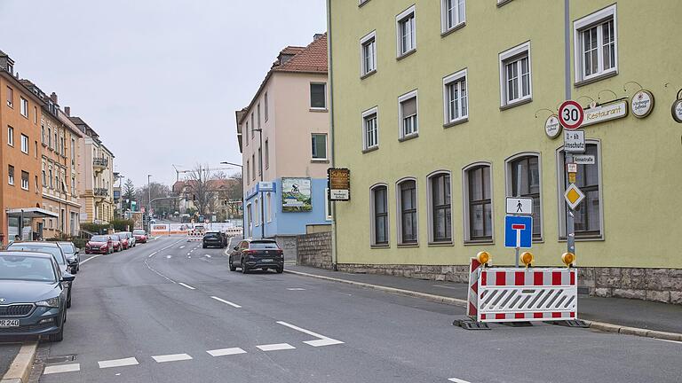 Die Rottendorfer Straße ist seit Mitte Januar bis Ende 2026 wegen einer Brückensanierung gesperrt. Aus der sonst sehr stark befahrenen Ausfallstraße ist nun eine Anwohnerstraße und Fast-Sackgasse geworden.