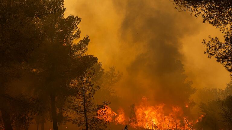 Großbrand nahe Athen       -  Das trockene Gehölz agiert als Brandbeschleuniger. (Archivbild)