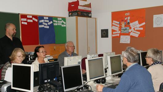 Den Weg in die digitale Welt wies Dr. Roland Baumann (hinten, stehend) seinen Teilnehmern beim Computerkurs für Ältere, organisiert von &bdquo;Bürger helfen Bürgern&ldquo; in Oberaurach.