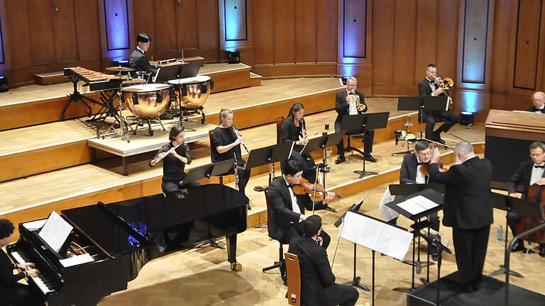 Mit ihrer Besetzung als romantisches Kammerorchester erinnerte die Staatsbad Philharmonie Kissingen an die Tradition der Kurmusik des 19. Jahrhunderts.       -  Mit ihrer Besetzung als romantisches Kammerorchester erinnerte die Staatsbad Philharmonie Kissingen an die Tradition der Kurmusik des 19. Jahrhunderts.