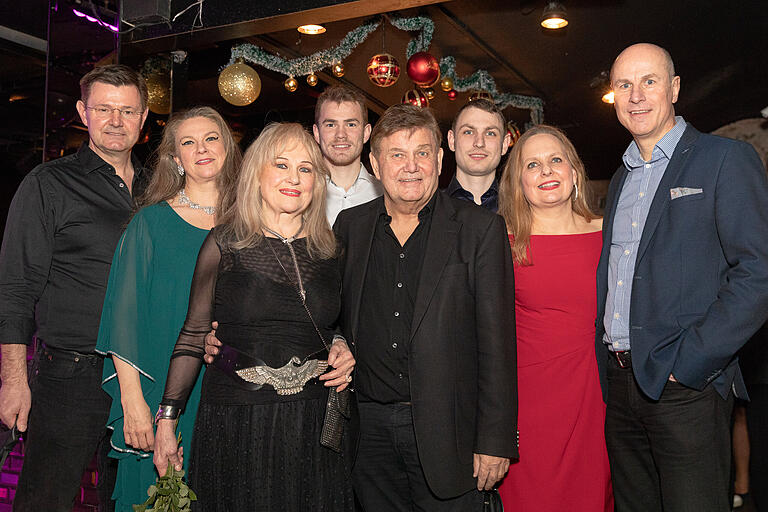 Bei der Geburtstagsfeier in der Odeon Lounge in Würzburg mit den engsten Familienangehörigen: Jochen Machwart, Julia Michel, Gertrud Michel, Luis Farnschläder, Lothar Michel, Aaron Farnschläder, Dorothee Farnschläder und Stefan Farnschläder.