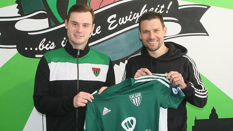 Neuzugang für den FC 05 Schweinfurt: Sportleiter Andreas Brendler (rechts) präsentiert Fabio Bozesan, der vom Regionalliga-Konkurrenten TSV Abtswind kommt.