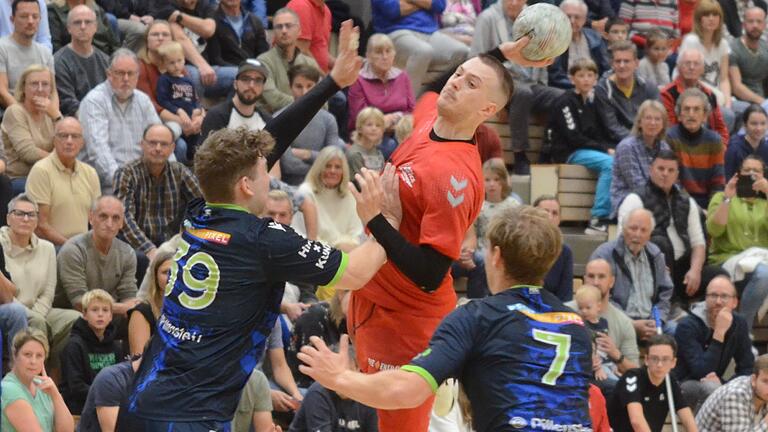 Elffacher Torschütze für den TSV Lohr: Jannik Schmitt (Bildmitte), attackiert den den Nürnbergern Eric Wein (links) und Maximilian Maußner (rechts).