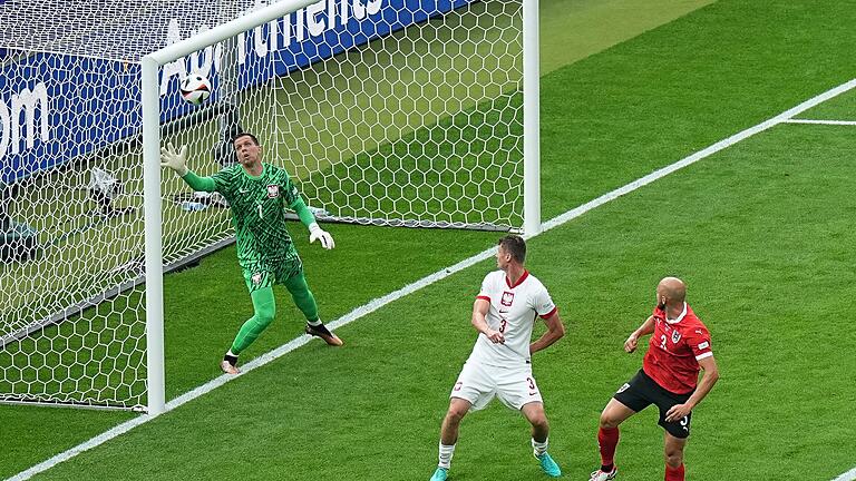 1:0       -  Österreichs Gernot Trauner (r) traf per Kopf zum 1:0.