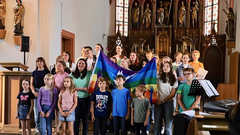 Mitreißend: „Wir ziehen in den Frieden“ singen Kinder- und Jugendchor zusammen.       -  Mitreißend: „Wir ziehen in den Frieden“ singen Kinder- und Jugendchor zusammen.