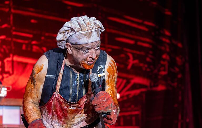 Auch die Mimik erinnert an Rammstein-Frontmann Till Lindemann: Heli Reißenweber von Stahlzeit präsentiert sich blutverschmiert. Auch die Mimik erinnert an Rammstein-Frontmann Till Lindemann: Heli Reißenweber von Stahlzeit präsentiert sich blutverschmiert.