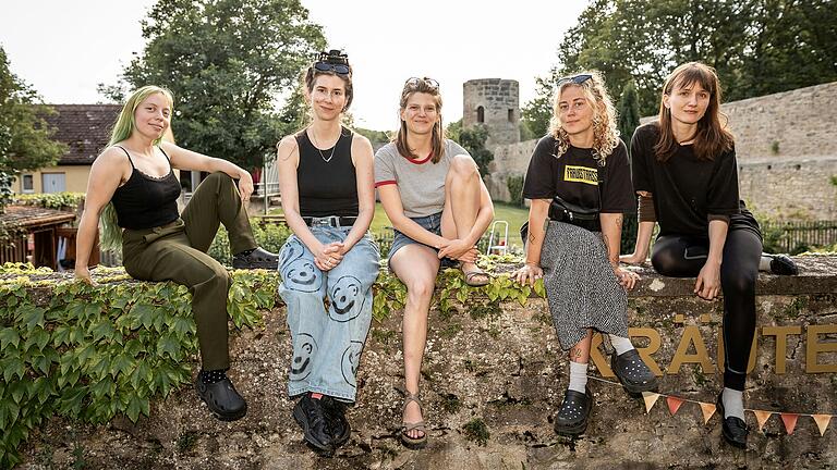 Die Künstlerinnen Julie de Kezel, Nora Wolf, Claire Ebendinger, Diana Galli und Iris Böhnlein (von links) stellen noch bis Ende September ihre Werke in Aub aus.&nbsp;