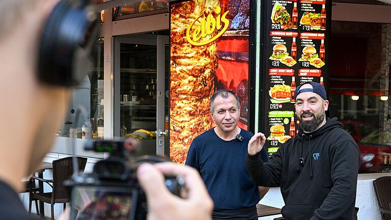 Berliner testet alle U-Bahn-Döner       -  Der Berliner Youtuber Can F. Kennedy testet alle Dönerläden an U-Bahnhöfen.