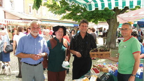 Hoffen auf einen Erfolg des freitäglichen Wochenmarktes: (von links) Bürgermeister Eugen Albert, Markt-Initiator Norbert Klodwig, Landesfachberater Dieter Peterhaensel und Obstbauer Claus Schmitt.       -  Hoffen auf einen Erfolg des freitäglichen Wochenmarktes: (von links) Bürgermeister Eugen Albert, Markt-Initiator Norbert Klodwig, Landesfachberater Dieter Peterhaensel und Obstbauer Claus Schmitt.