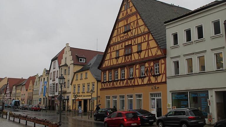 Im gelben Fachwerkhaus in der Hauptstraße in Haßfurt hätte das Herman-de-Vries-Museum entstehen sollen.