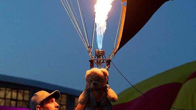 Auf der Festwiese hob ein Ballon begleitet von einem Teddy-Bär ab.