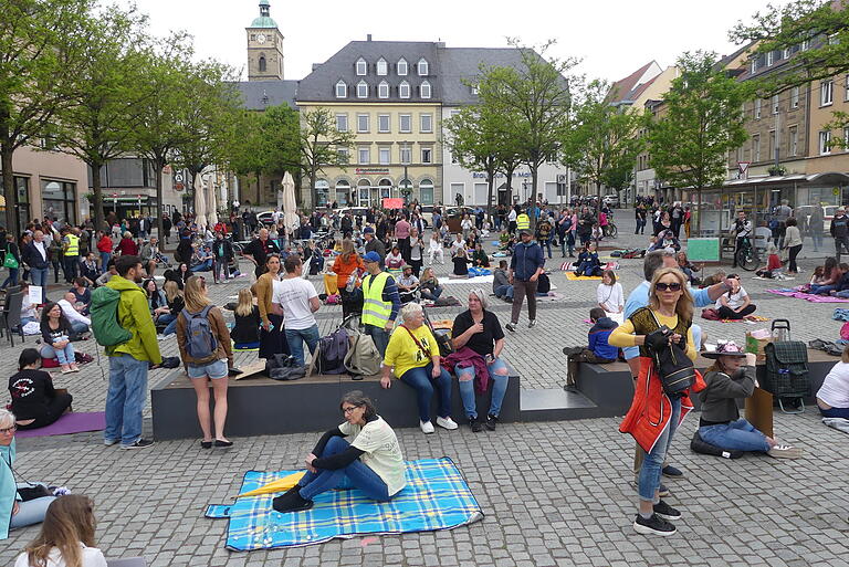 So voll war der Marktplatz seit vielen Wochen nicht mehr.