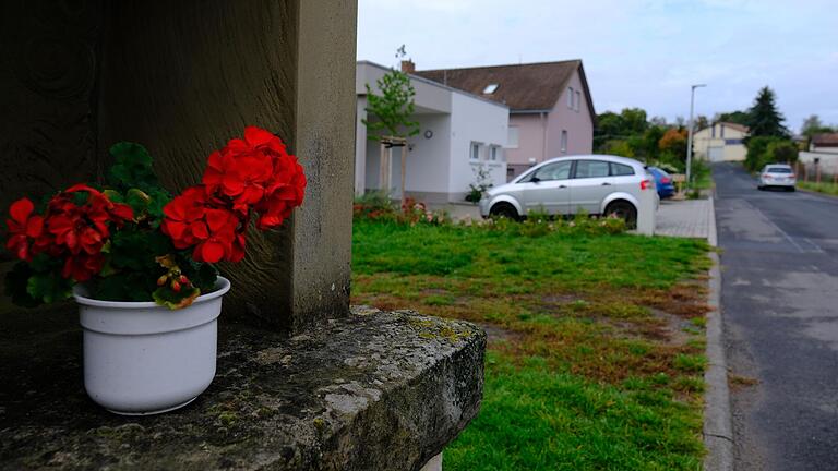 Über Tempo 30 an den Kindergärten im Stadtgebiet von Bad Königshofen soll in der nächsten Sitzung des Stadtrates beraten werden. Unser Bild zeigt in der Mitte den modernen Flachbau des Eyershäuser Kindergartens. Über Tempo 30 an den Kindergärten im Stadtgebiet von Bad Königshofen soll in der nächsten Sitzung des Stadtrates beraten werden. Unser Bild zeigt in der Mitte den modernen Flachbau des Eyershäuser Kindergartens.