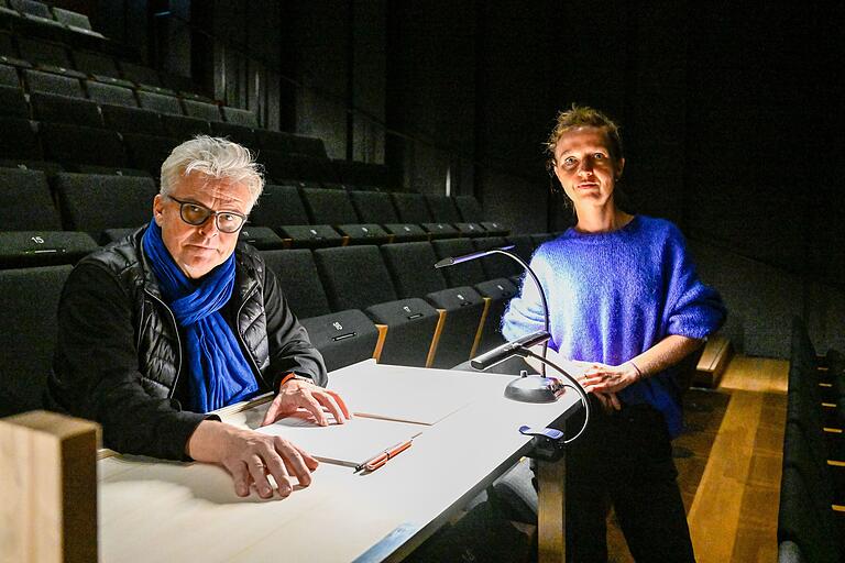 Am Regiepult: Intendant Markus Trabusch und Schauspieldirektorin Barbara Bily erkunden während der Proben die Möglichkeiten der neuen Spielstätte.