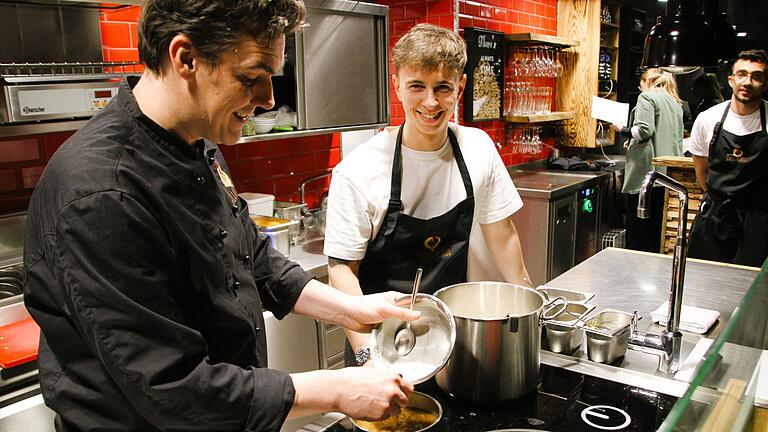 Küchenchef Stefan Spasow und Geschäftsführer Philipp Maier (v. l.) sind ein gutes Team. Küchenchef Stefan Spasow und Geschäftsführer Philipp Maier (v. l.) sind ein gutes Team.