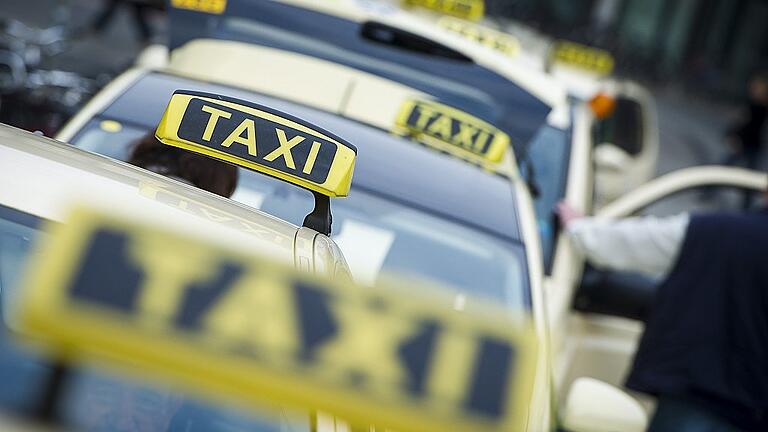 Taxi       -  Standzeiten werden dem Arbeitnehmer nicht verrechnet, das Stehen im Stau auch nicht: Mit solchen Tricks versuchen einige Taxi-Eigner, den Lohn ihrer Mitarbeiter zu drücken.