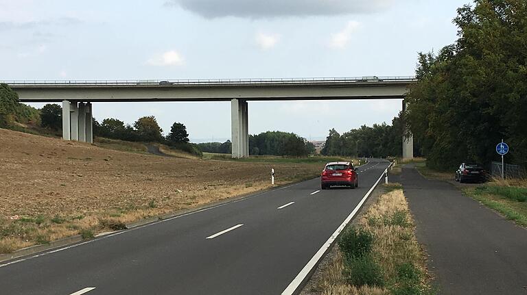 Von Stettbach kommend auf der rechten Seite soll das Retentionsbecken für die neue A7-Brücke gebaut werden. Es entstünde ein bis zu drei Meter hoher Wall, eine Verlegung ist wegen eines Feldhamster-Korridors schwer möglich.