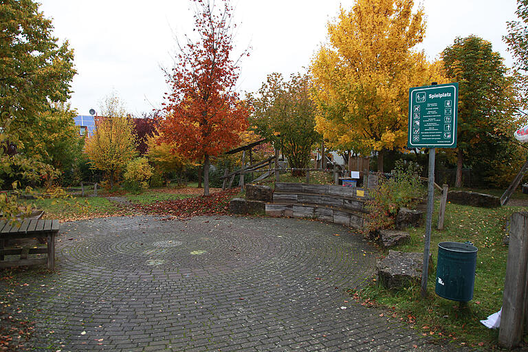 Im Spielplatz Hoffeld/Kalter Rain gibt es viele schattenspendende Bäume. Anwohner und Eltern haben im Rathaus ihre Unterstützung bei der Pflege angeboten. Im Spielplatz Hoffeld/Kalter Rain gibt es viele schattenspendende Bäume. Anwohner und Eltern haben im Rathaus ihre Unterstützung bei der Pflege angeboten.