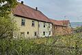 Blick auf den Dreiseithof in einer Gemeinde im Landkreis Rhön-Grabfeld. Anfang Dezember 2021 entdeckte die Polizei dort eine Cannabis-Plantage mit 1651 Pflanzen. Es war wohl schon die fünfte Ernte, die in voller Blüte stand.