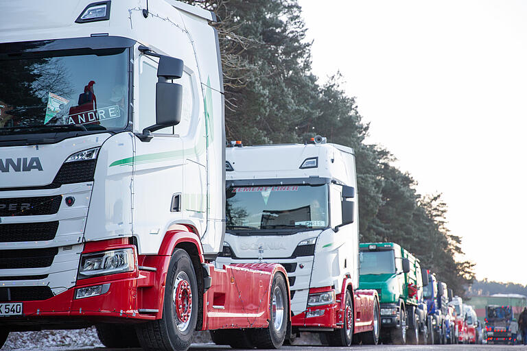 Im Konvoi fuhren die Lkw von Karbach in deiner großen Runde durch den Landkreis. Etwa vier Kilometer war die Schlange lang. Im Konvoi fuhren die Lkw von Karbach in deiner großen Runde durch den Landkreis. Etwa vier Kilometer war die Schlange lang.