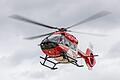 Rettungshubschrauber im Einsatz       -  Mit einem Rettungshubschrauber wird eine schwer verletzte Frau ins Krankenhaus gebracht. (Symbolbild)
