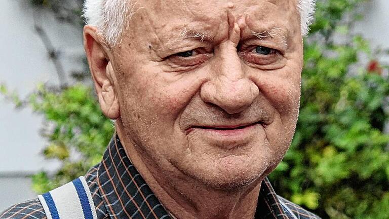 Ich lebe gern in Sulzfeld, weil...       -  Adolf Seelmann, 72, Rentner: Der Ausblick vom Wald ins Maintal begeistert mich immer wieder. Sulzfeld ist so richtig an den Berg angekuschelt. Ich habe, bis auf eineinhalb Jahre Bundeswehr, mein ganzes Leben hier verbracht. Der Altort mit der komplett erhaltenen Dorfmauer, den Türmen und Toren wirkt auch auf Fremde. Und dann noch der gute Wein von den Gütern. Für mich wäre ein Umzug undenkbar. Text/Foto: svk