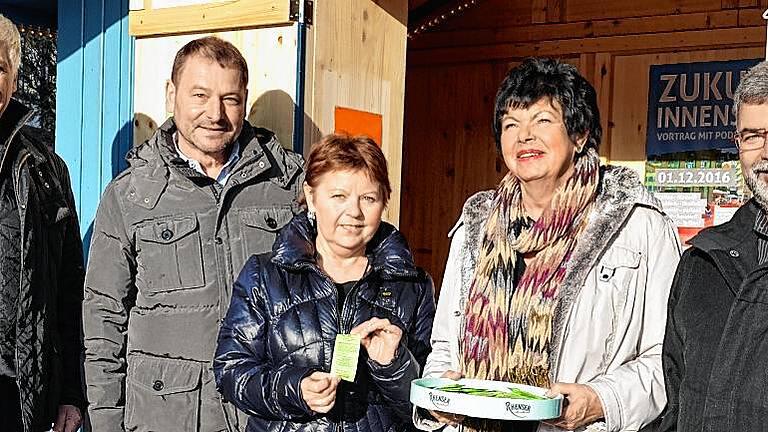 Die Bad Neustädter Weihnachtsverlosung ist eröffnet. Im Bild (von links) Walter Raab, Peter Dietz, Rita Rösch, Margit Pawellek und Ulf Gramlinger.Foto: Karin Nerche-Wolf