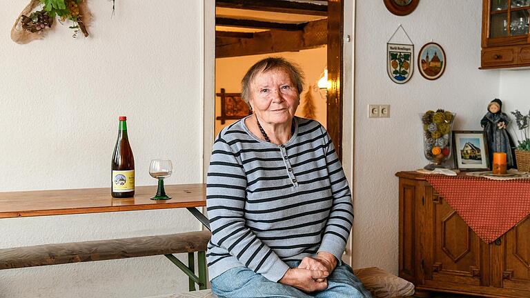 Greta Bauer ist ein fränkisches Original. Für die Heckenwirtschaft räumt Familie Bauer das Wohnzimmer aus und Greta Bauer kocht ihre berühmten Schnickerli. Ab 16. Juli ist wieder geöffnet.