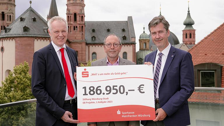 Vorstandsvorsitzender Bernd Fröhlich, stellvertretendes Vorstandsmitglied Rainer Ankenbrand (beide Sparkasse Mainfranken Würzburg) und Oberbürgermeister Christian Schuchardt (Vorsitzender des Stiftungskuratoriums) bei der symbolischen Scheckübergabe in der Sparkasse Mainfranken Würzburg. Vorstandsvorsitzender Bernd Fröhlich, stellvertretendes Vorstandsmitglied Rainer Ankenbrand (beide Sparkasse Mainfranken Würzburg) und Oberbürgermeister Christian Schuchardt (Vorsitzender des Stiftungskuratoriums) bei der symbolischen Scheckübergabe in der Sparkasse Mainfranken Würzburg.