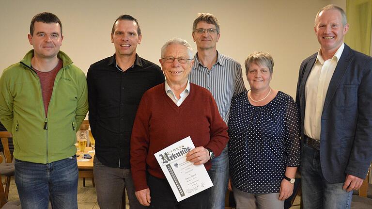 Für jahrzehntelange Mitgliedschaft im TSV Brendlorenzen dankte Vorsitzender Jürgen Maul (rechts) Andreas Wolf (von links), Michael Englisch, Franz Stockheimer, Dieter Schmitt und Christel Schmitt. Für jahrzehntelange Mitgliedschaft im TSV Brendlorenzen dankte Vorsitzender Jürgen Maul (rechts) Andreas Wolf (von links), Michael Englisch, Franz Stockheimer, Dieter Schmitt und Christel Schmitt.