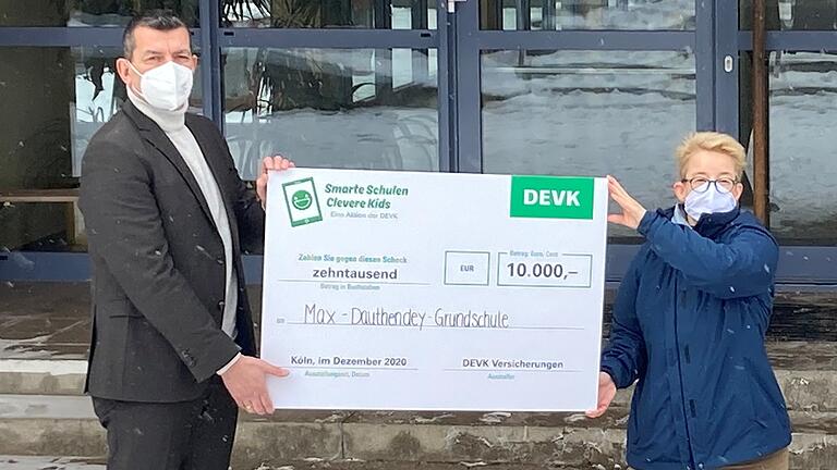 Jürgen Pfaffendorf, DEVK-Berater aus Würzburg, überreichte für die Max-Dauthendey Schule einen symbolischen Spendenscheck über 10 000 Euro an Rektorin Margit Walch.