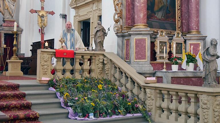 Pater Jakob Olschewski segnete die Kräutersträuße der KAB Hausen auf den Altarstufen in der Wallfahrtskirche Fährbrück. Das Fest Mariä Himmelfahrt ist das Patronatsfest der Wallfahrtskirche.